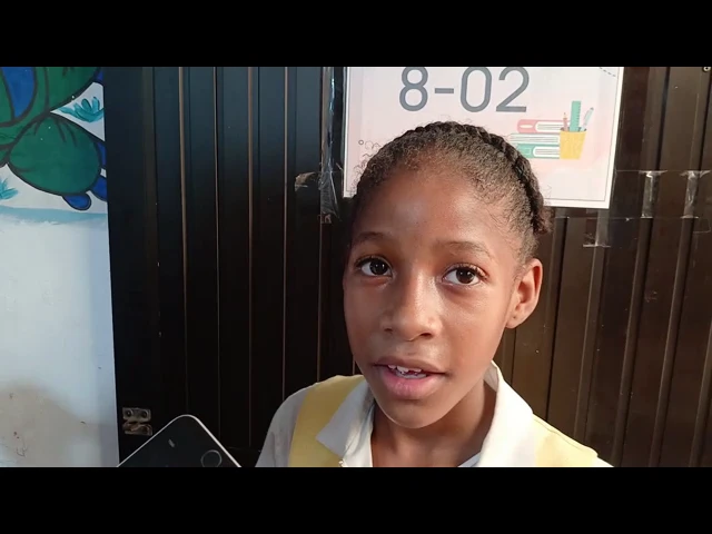 Alumna comparte su experiencia mirando a la cámara