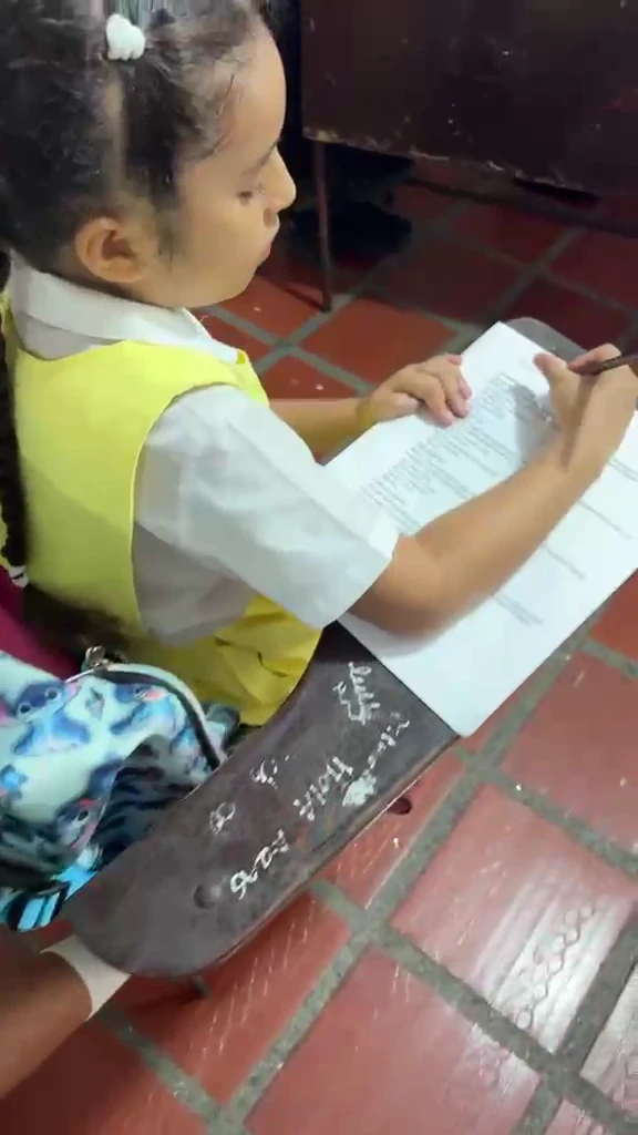 Alumna concentrada mientras escribe sus respuestas