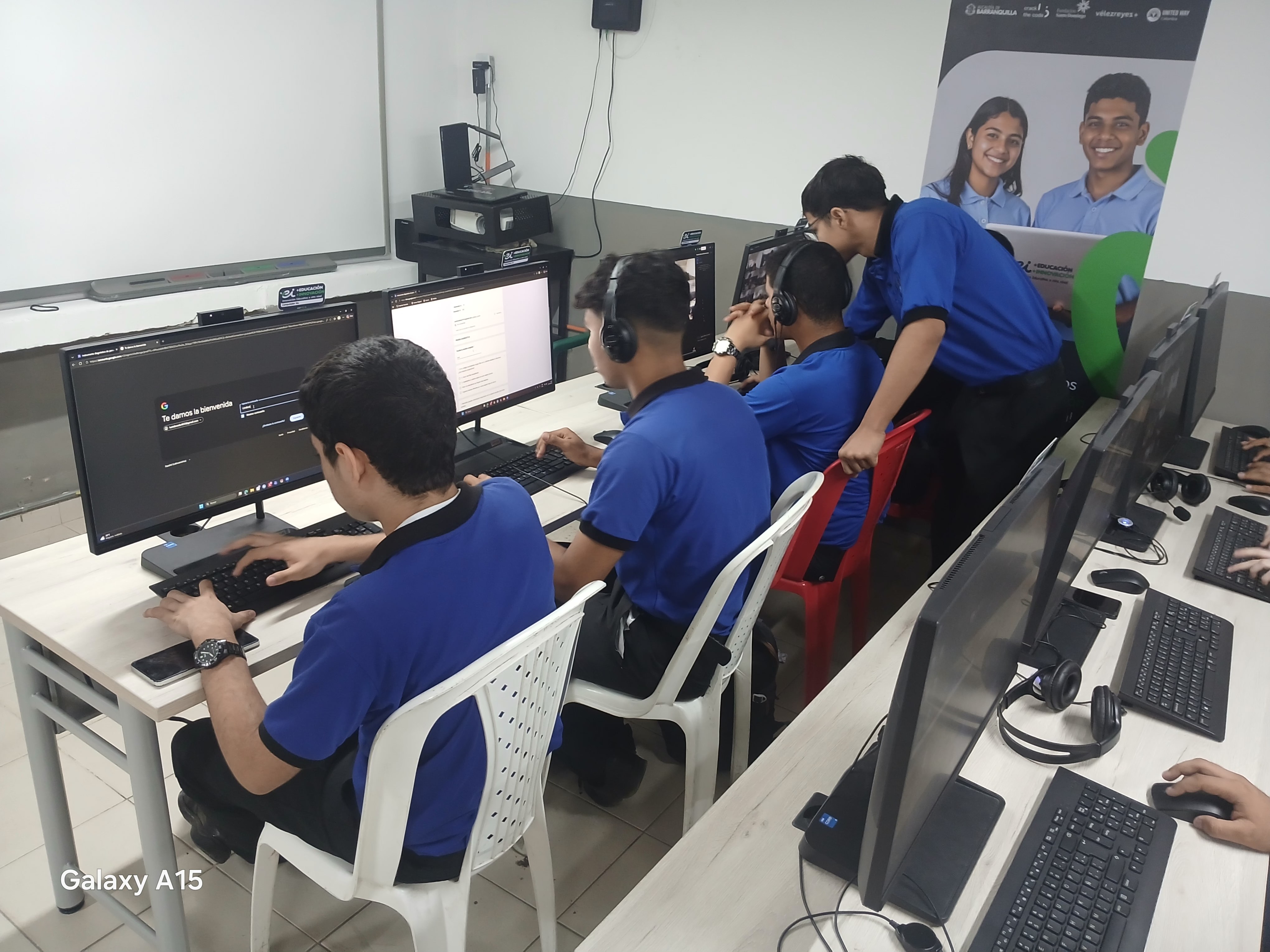 Estudiantes trabajando en computadores durante la sesión de retroalimentación