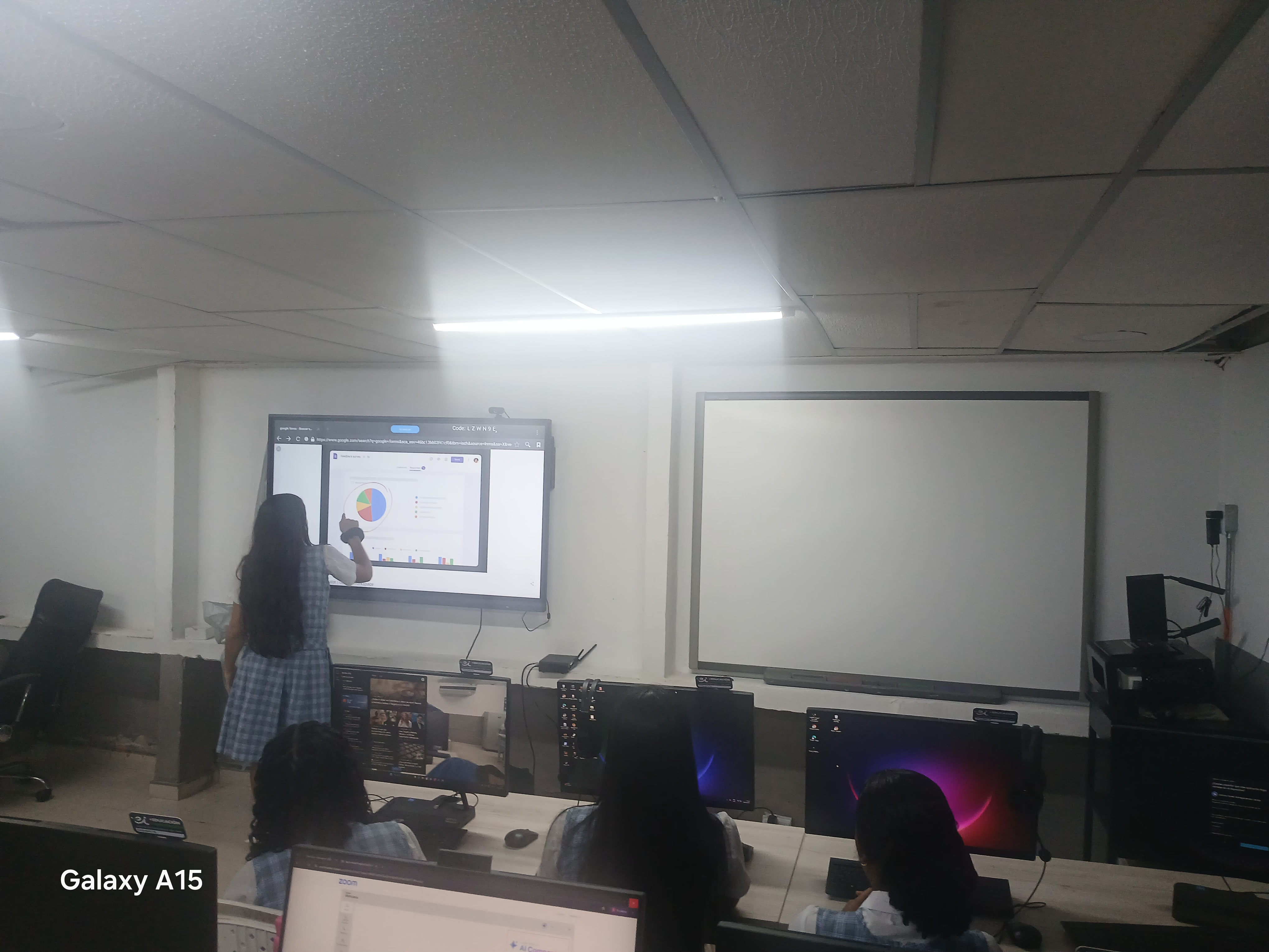 Estudiante orientando al grupo con apoyo de una presentación proyectada